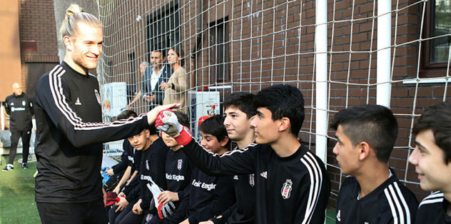 Karius'tan Beşiktaş'ın kadın ve altyapı takımına ziyaret