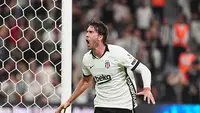 Dusan Vlahovic ve Mario Gomez Karşılaştırması: Beşiktaş'ta İlk 5 Maç Analizi Özet: Dusan Vlahovic, B
